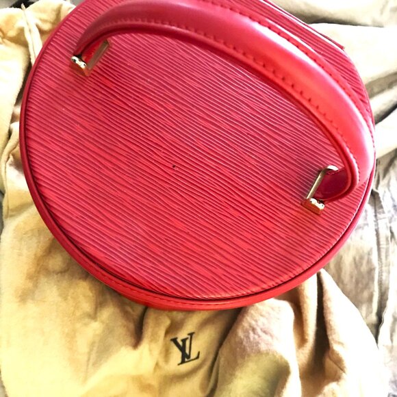 Louis Vuitton Red Cannes Vanity Case with exterior is classic LV EPI Leather - Picture 9 of 12